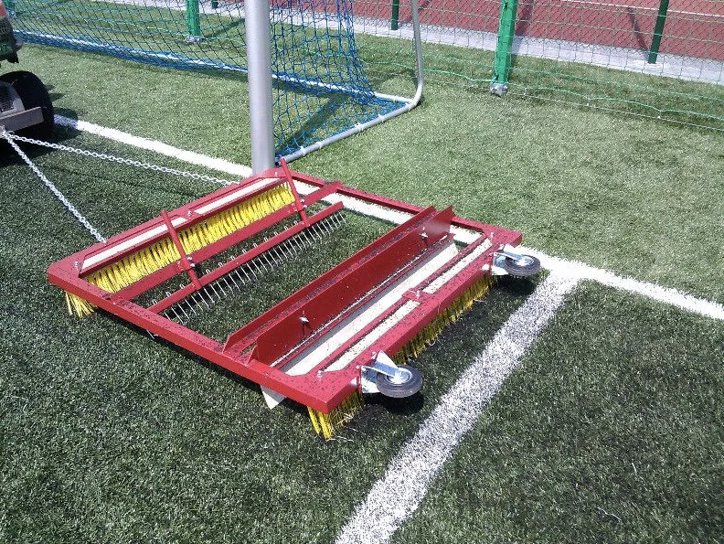 Zgrzebło do sztucznej trawy